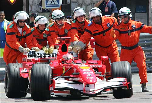 Маршалы эвакуируют Ferrari Михаэля Шумахера