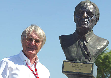 Берни Экклстоун на открытии собственного памятника