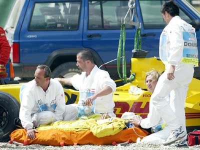 Медики эвакуируют Такуму Сато