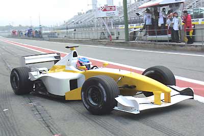 Новые цвета Renault. Дженсон Баттон. Барселона. 8 января. Новые цвета Renault. Дженсон Баттон. Барселона. 8 января.