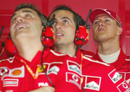 Механики Ferrari и Михаэль Шумахер