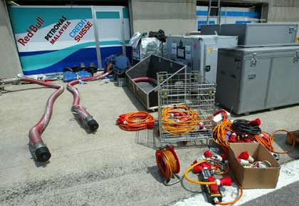 Подготовка в боксах Sauber