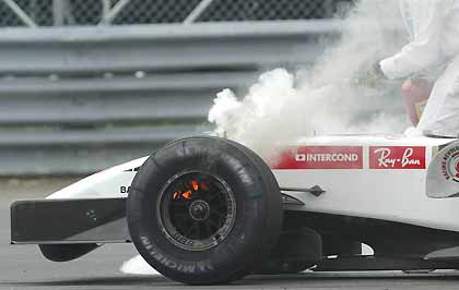 Раскаленные тормоза на машине Сато