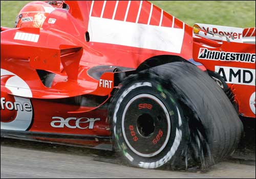 У Шумахера проблемы с левым задним колесом...