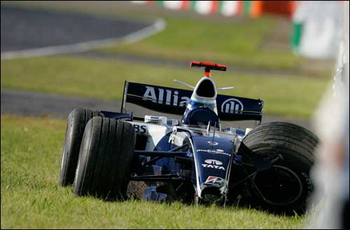 Уэббер разбивает машину на прямой у боксов