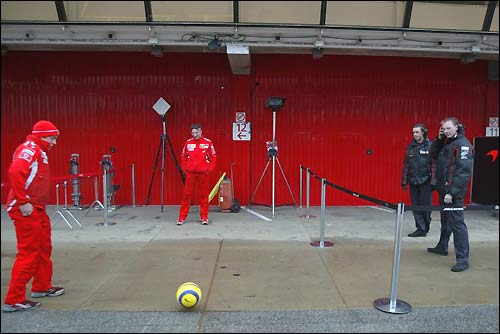 Механики Ferrari и McLaren