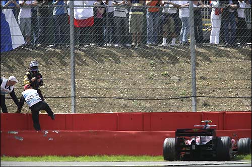 Скотт Спид покинул машину после аварии