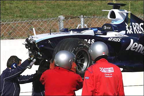 Эвакуация Williams после аварии Росберга