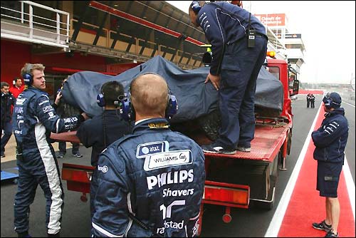 Эвакуация машины Williams после аварии Накаджимы
