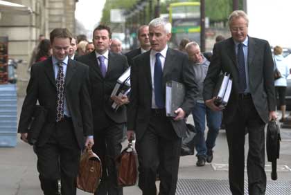 Участники слушания на площади Согласия в Париже