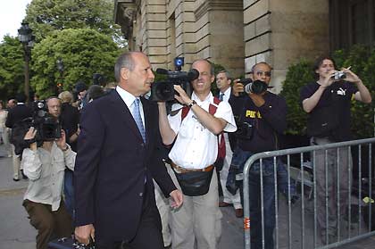 Рон Деннис входит в офис FIA