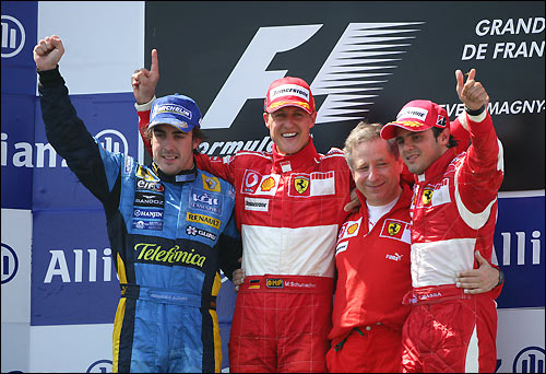 Михаэль Шумахер, Фернандо Алонсо и Фелипе Масса на подиуме Гран При Франции