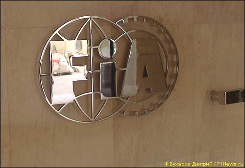 Эмблема FIA в штаб-квартире на Площади Согласия