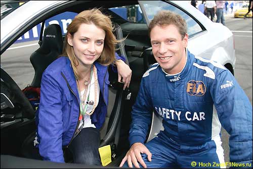 Модель Эва Падберг и водитель машины безопасности Бернд Майландер