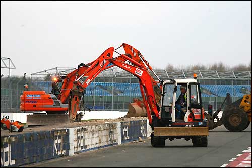 В Сильверстоуне разбирают пит-уолл